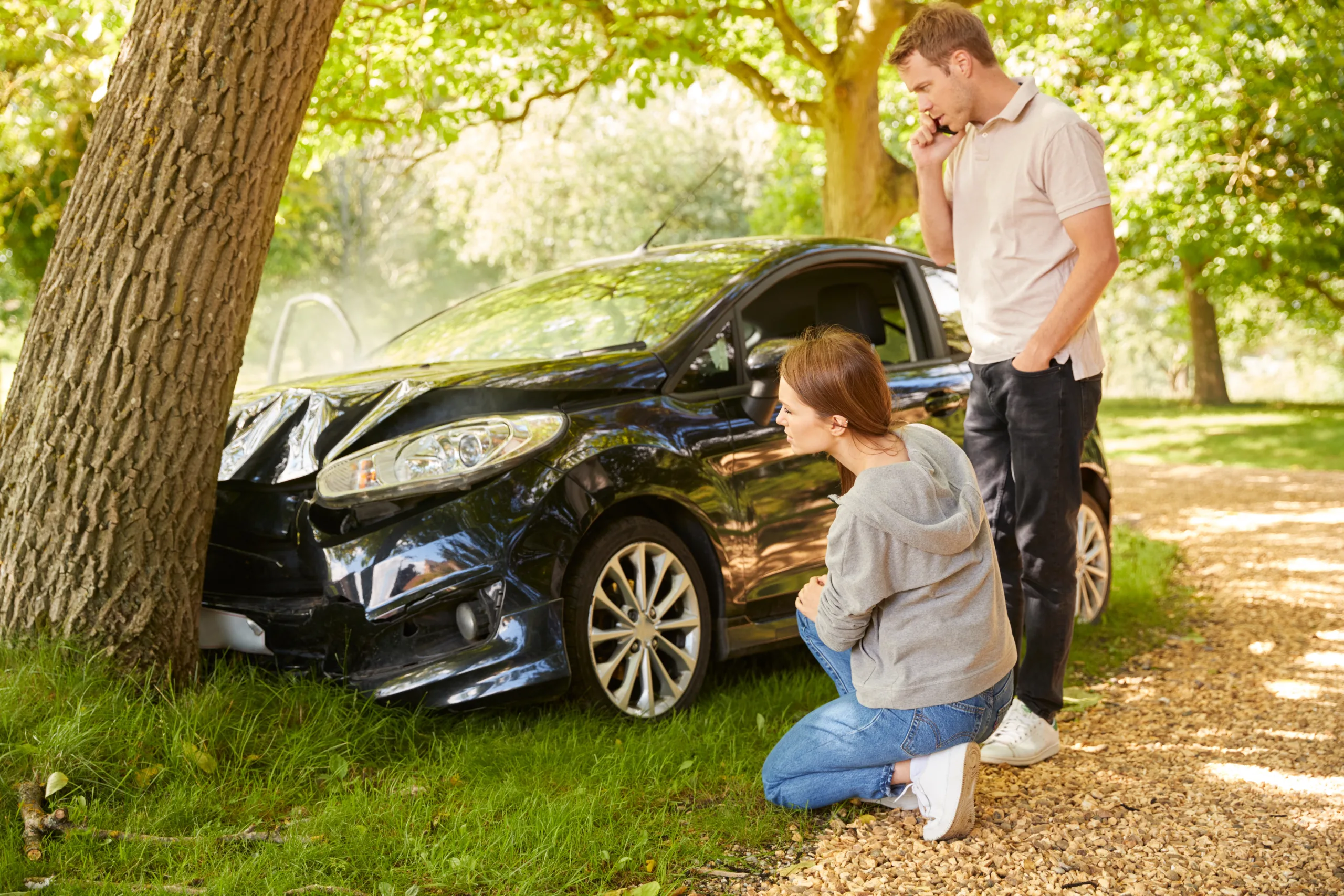 couple-next-to-car-crashed-into-tree-inspecting-ac-2024-10-19-06-20-06-utc (1)